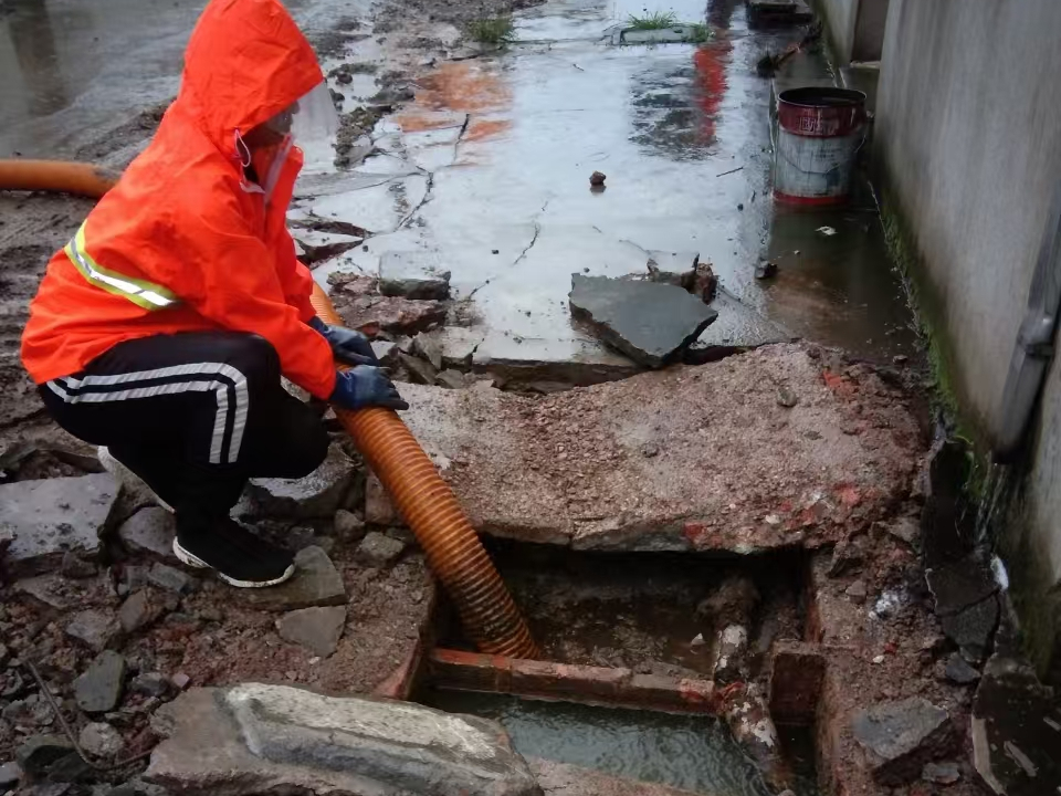 宁乡专业清理污水池 炜誉市政以规范流程守护城市 “肠道”